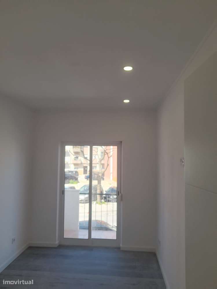 Apartamento T2 com varanda na Baixa da Banheira-12