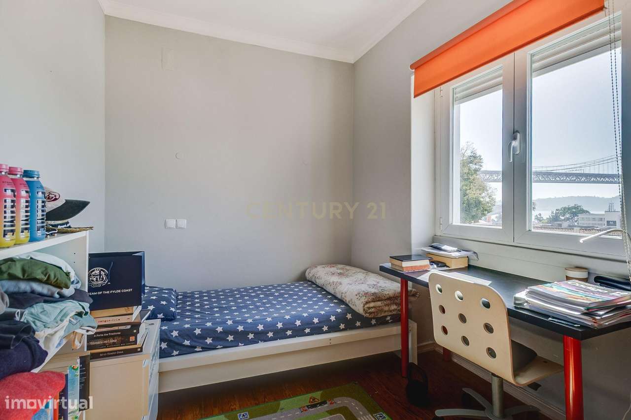 Terreno de 956m2 com duas moradias em Alcântara, Lisboa, uma T4 e T3-47