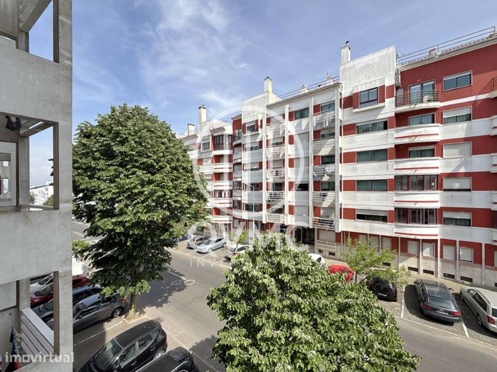 Apartamento T1 na Cavaleira com parqueamento e varanda-19