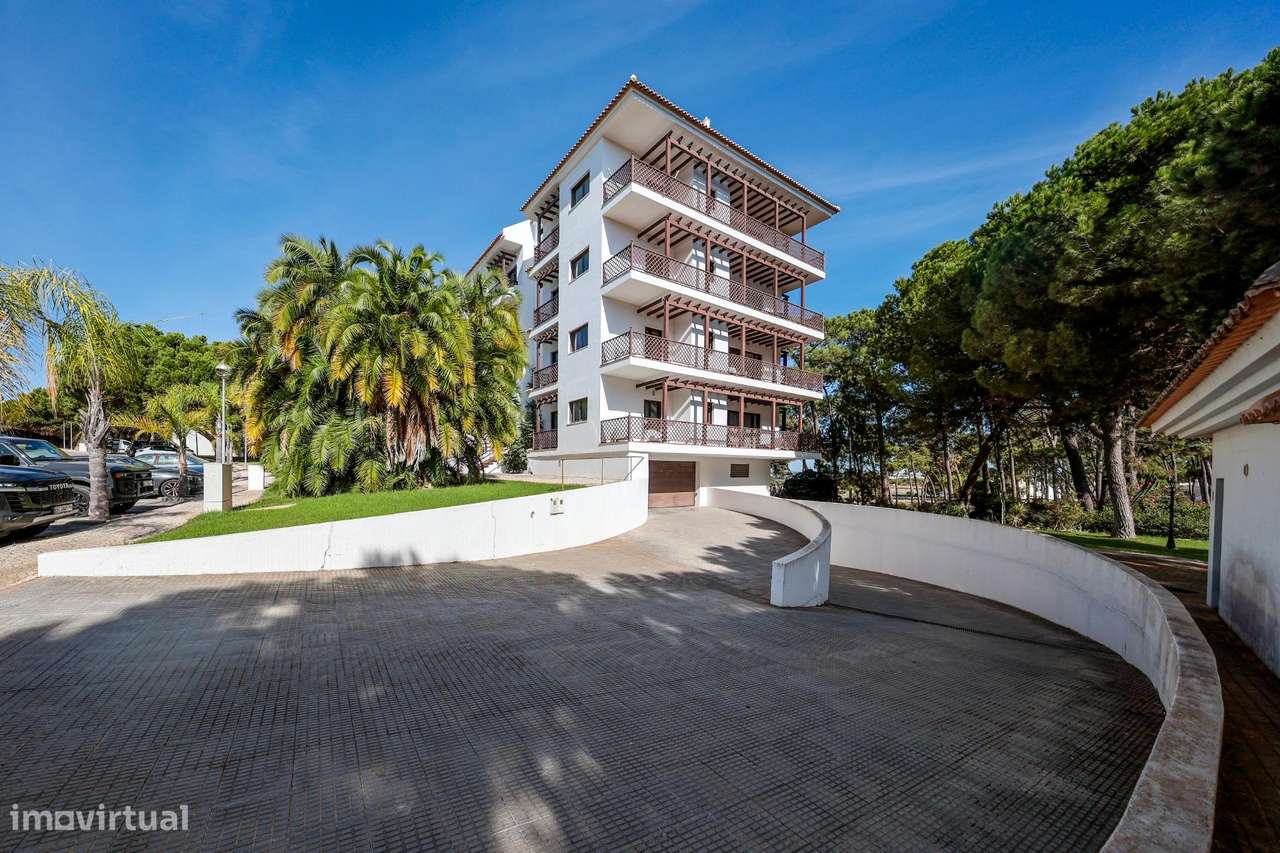 T2 a 500 m da Praia da Falésia com Garagem e Piscina | Albufeira-32
