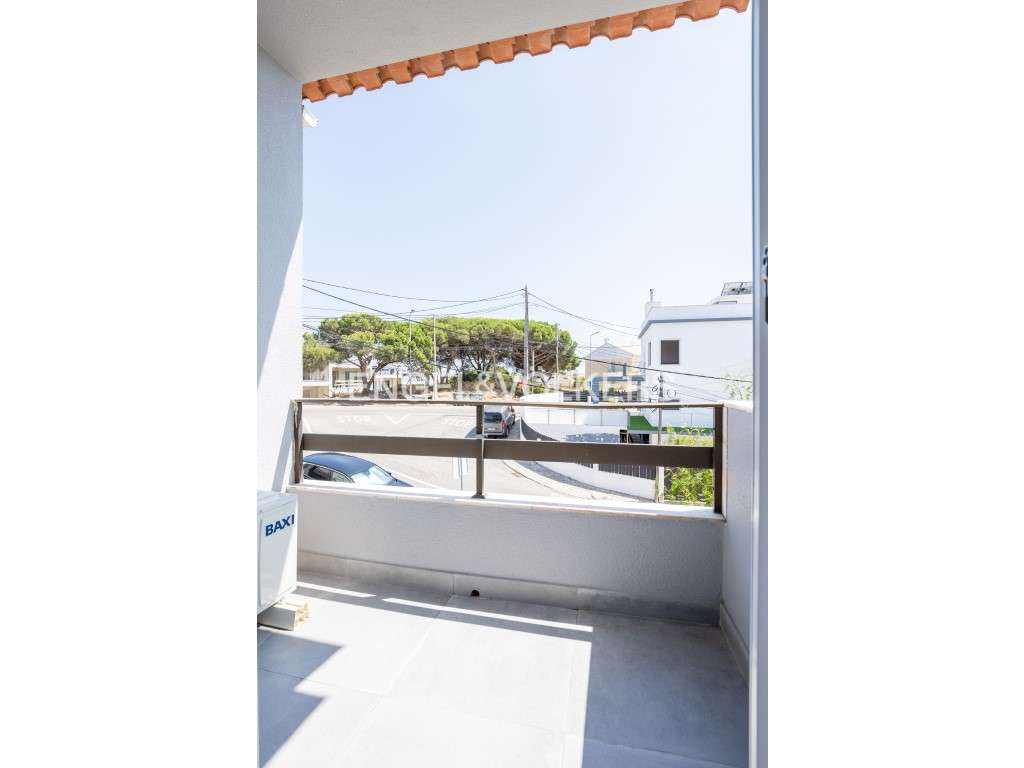 Moradia T4+3 remodelada na Charneca da Caparica-38