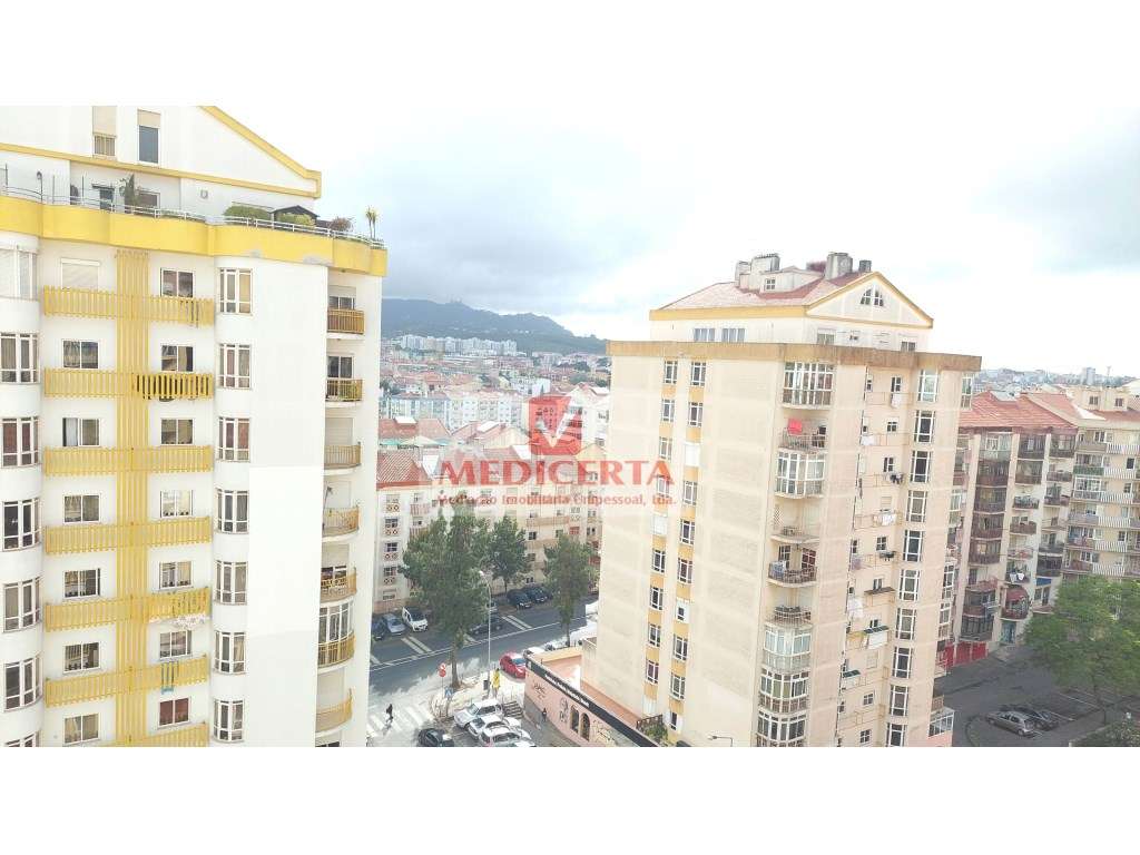 T2 - vista desafogada - Tapada das Mercês - Grande imagem: 4/19