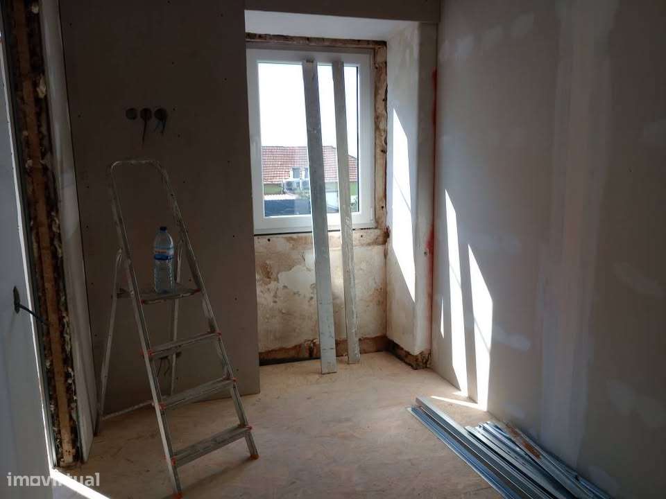 Excelente solução imobiliária totalmente renovado com 5 T0+1 T2. - Grande imagem: 5/10