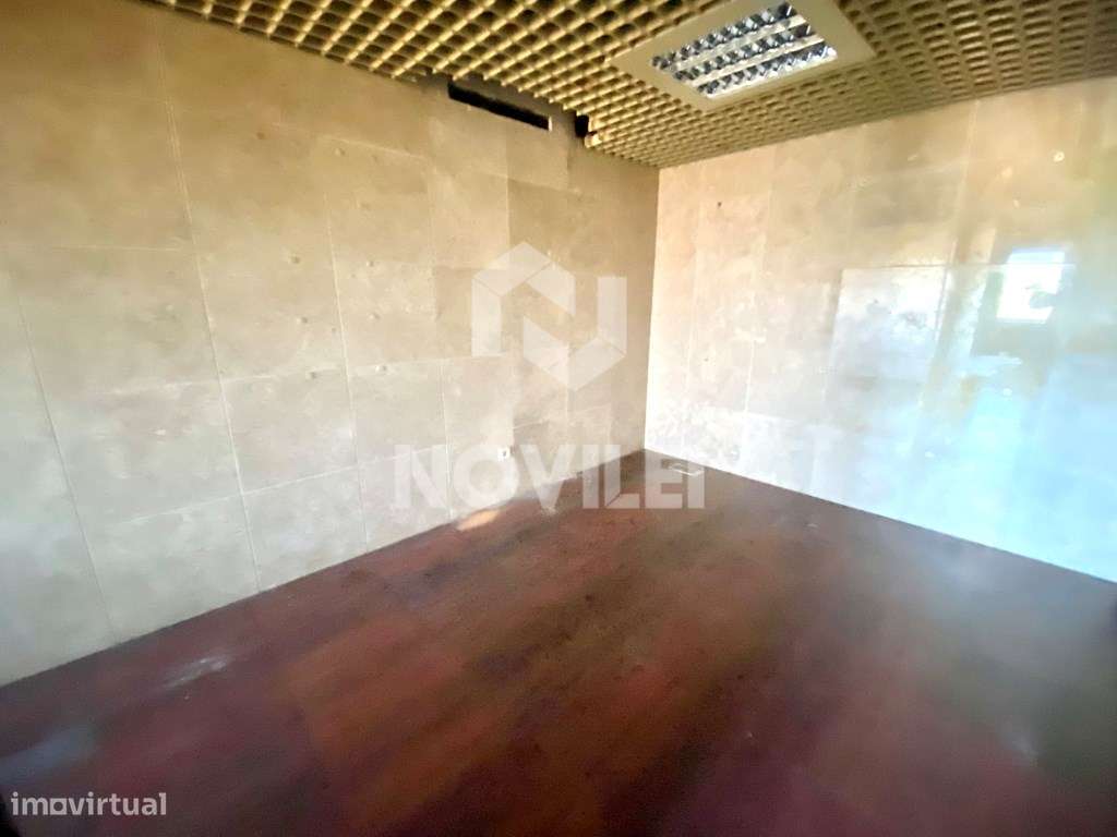 Loja de Rua com 221m2 c/ 2 pisos, na EN109 no centro da Guia - Grande imagem: 5/14