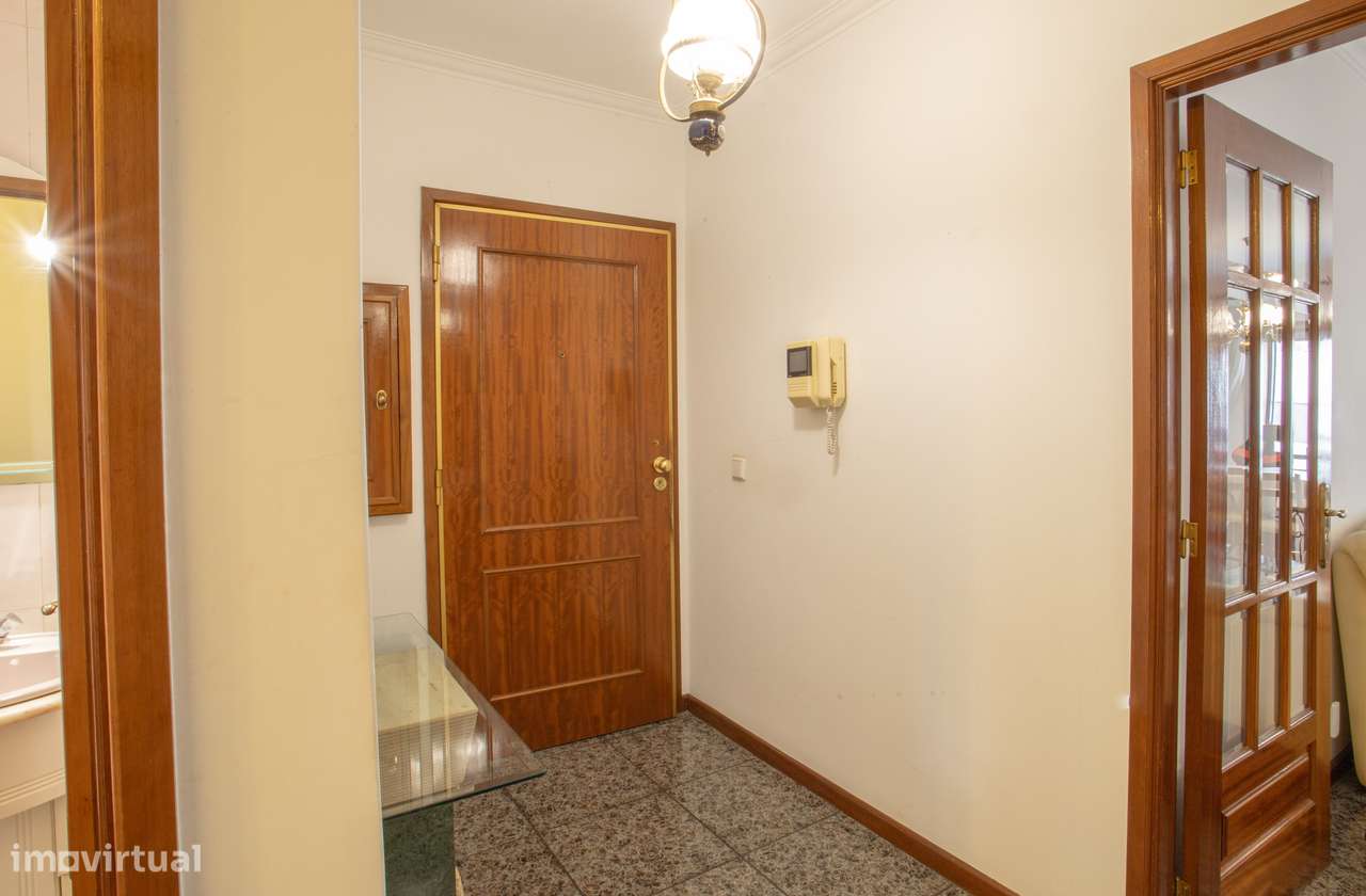 T2 +1 com 102 m² | Varanda | Perto do Metro e Baixa Ribeirinha-19