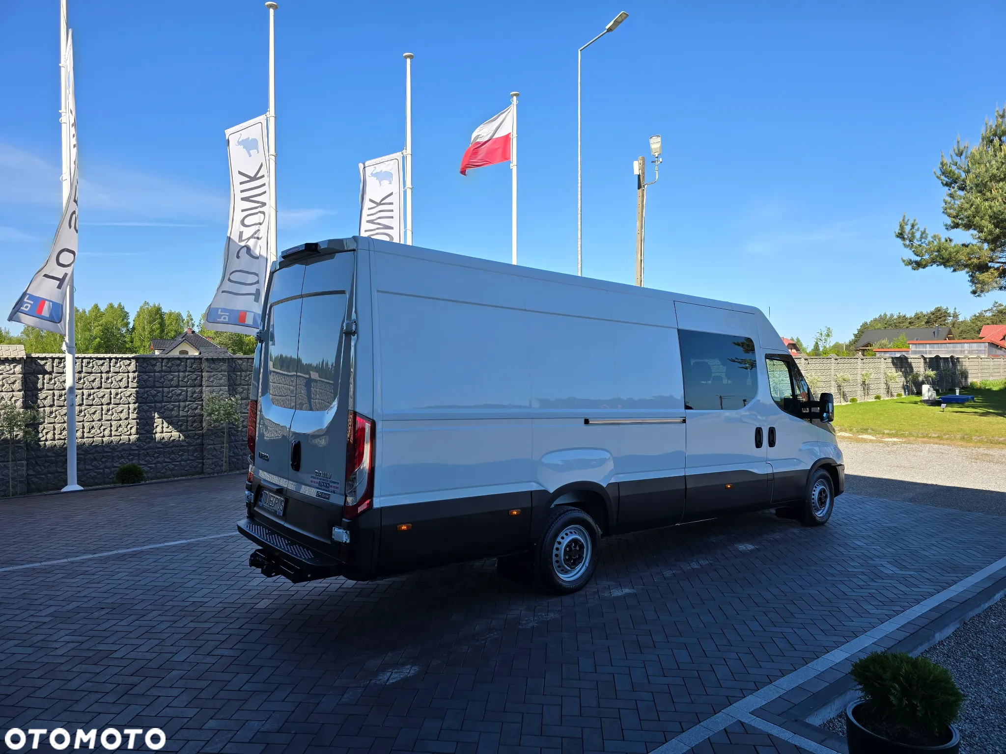 Iveco DAILY 35S18 7-OSOBOWY+Łado 891Kg 43 Tyś km SERWIS ASO IVECO SALON PL STAN JAK NOWY NOWY NOWY GWARANCJA  HAK 3500kg TEMPOMAT FOTEL PNEŁMATYCZNY - 8