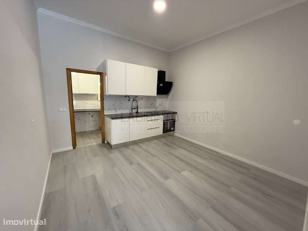 Vede-se Loja transformada em T1, em Belas - Queluz, em Sintra - Grande imagem: 3/10