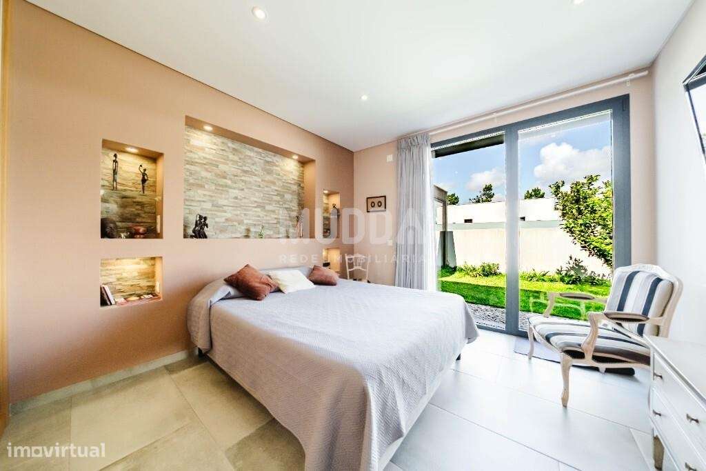Moradia T3 Premium com Piscina, Jacuzzi e Design Contemporâneo na Foz-16