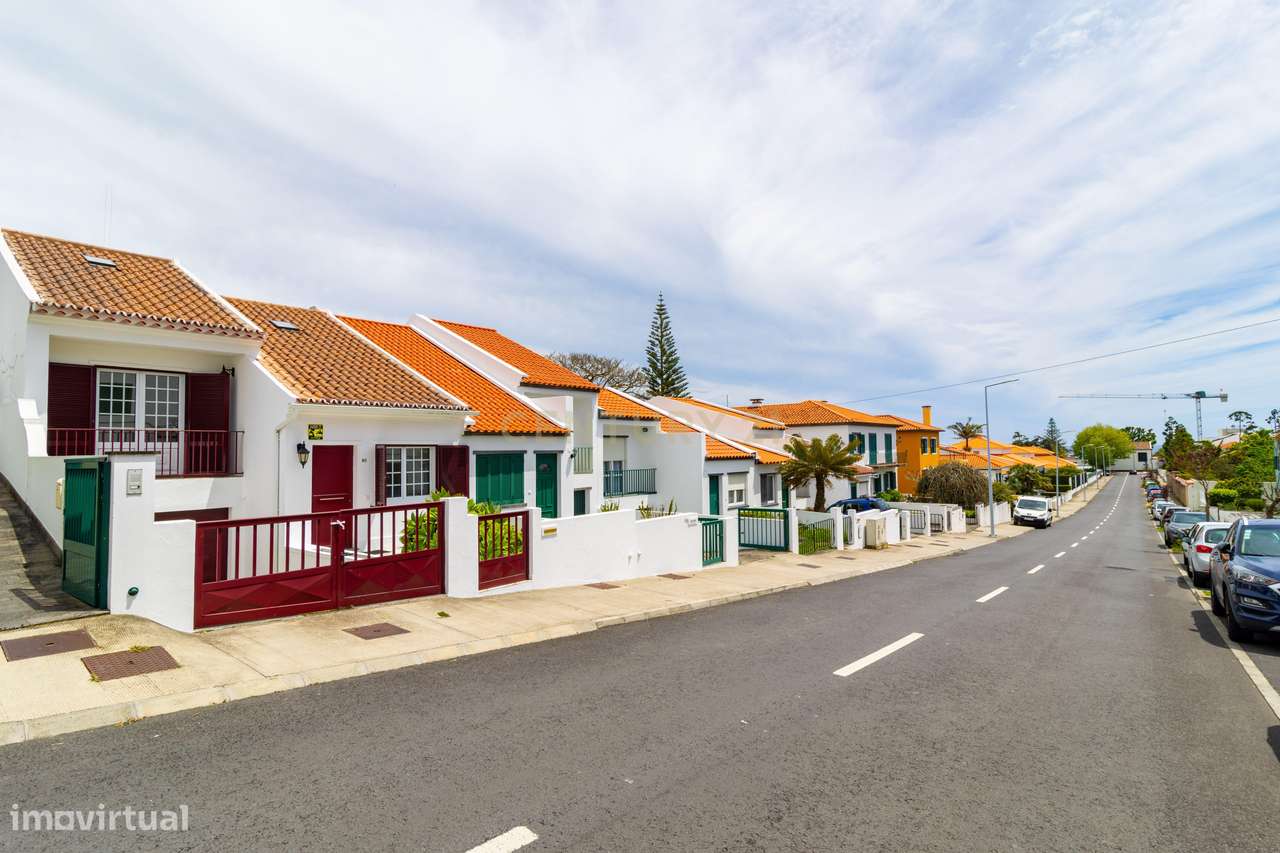 Moradia T2+1 com sótão, garagem, jardim e logradouro – Ponta Delgada-50
