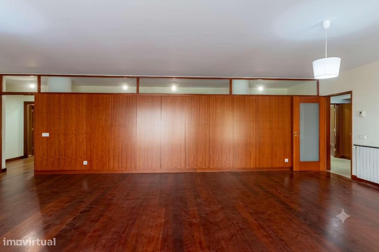 Apartamento T5 com 4 casas de banho e garagem-18
