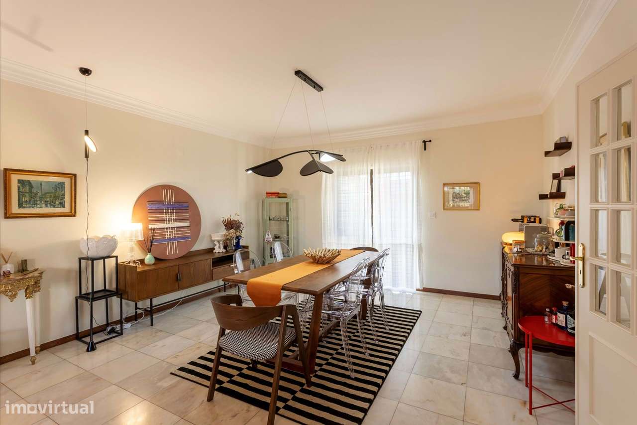 Moradia remodelada com jardim, garagem e vista desafogada, Algueirão,-24