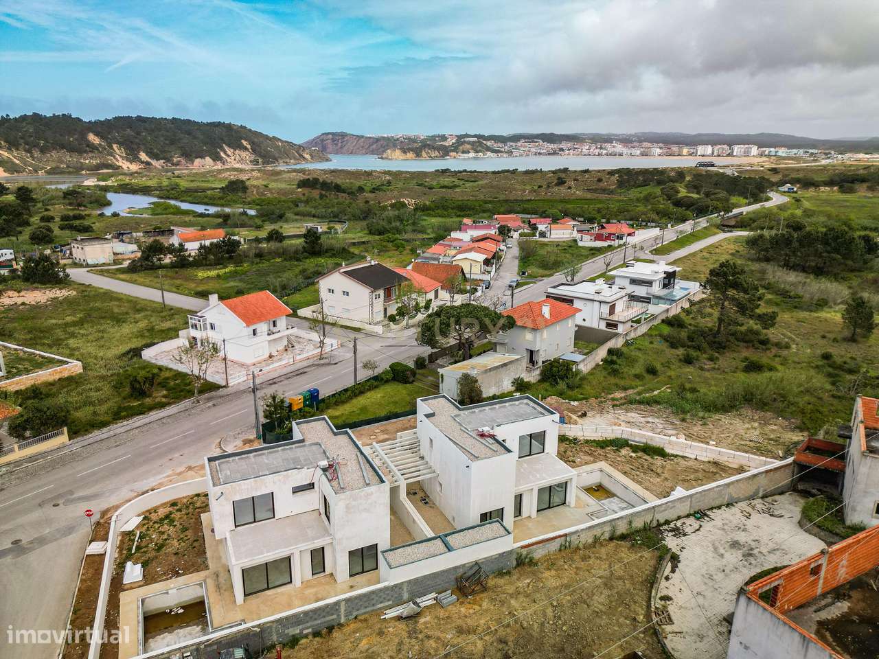 Moradia T3 com Piscina e Jardim em Salir do Porto-50