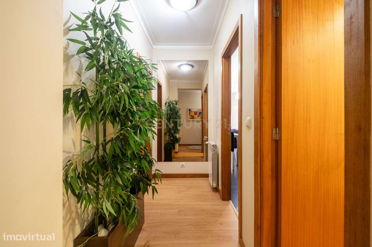 Apartamento T3 Renovado, com aquecimento central, varanda e lugar de g-9