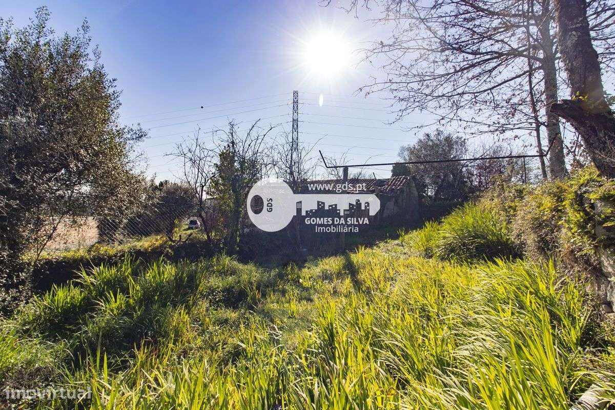 Duas moradias para restauro em Lago-14