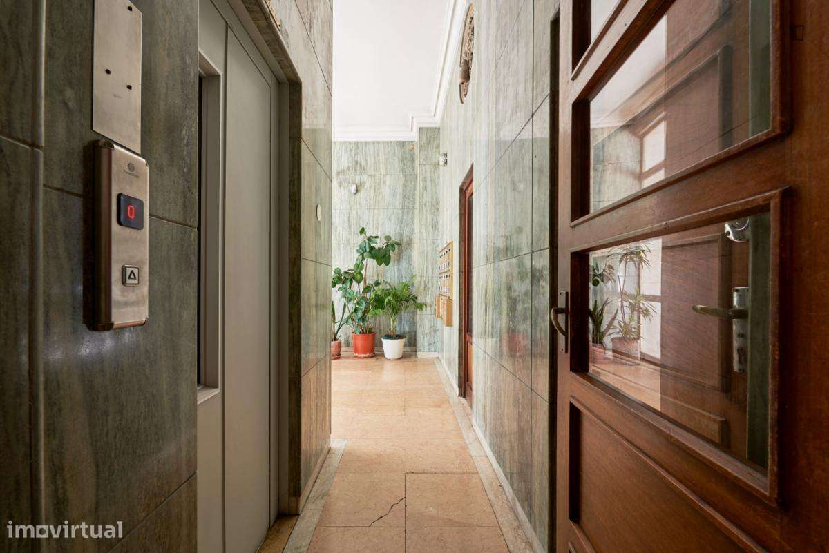 Quarto - localizado em Intendente Lisbon - Grande imagem: 1/10