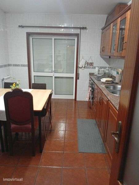 Arrenda-se T2 com generosas áreas, lugar de garagem e terraço - Grande imagem: 4/12