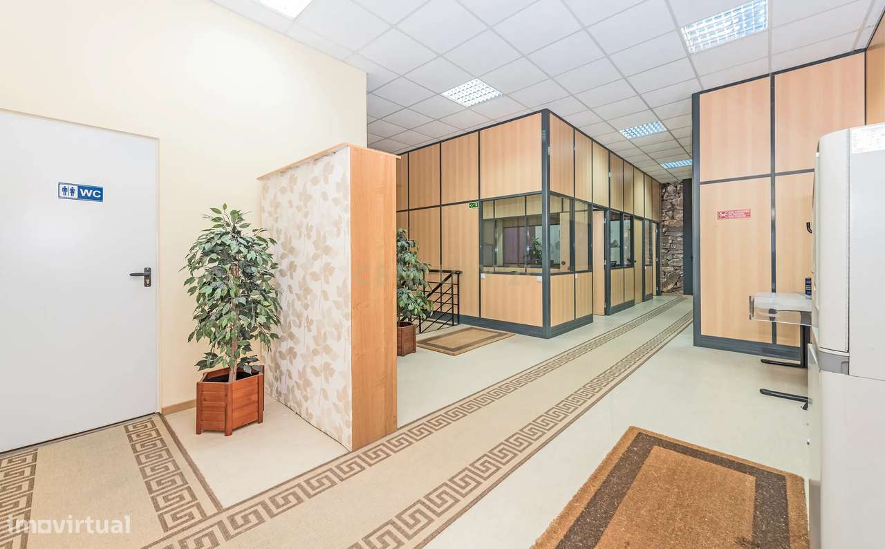 Armazém com Escritórios para Venda – 776 m² | Parque Empresarial em Si-7