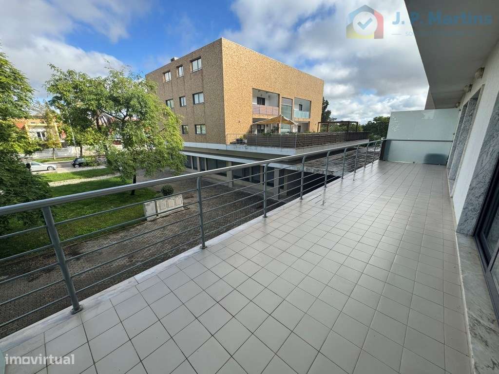 Espaçoso apartamento T3, c/ varanda e garagem, Vila Serena, Pinhal ...-1