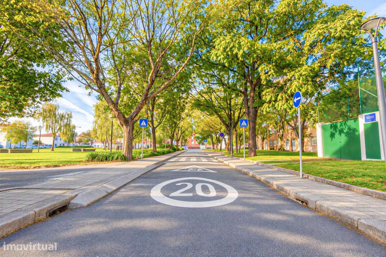 Moradia | Potencial para Remodelação | À Avenida Antunes Guimarães-48