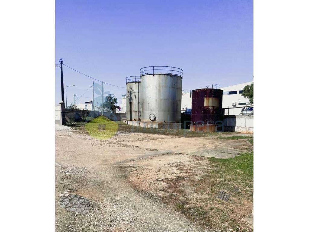 Armazém e atividade industrial de salinhas está localizado em um ba... - Grande imagem: 4/5