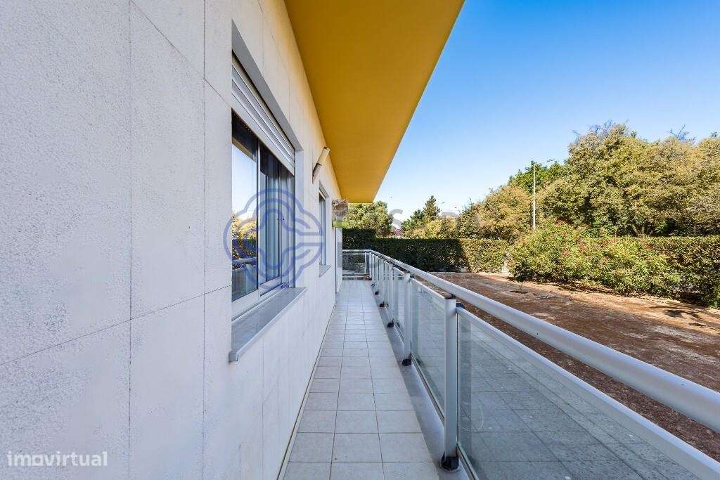 Apartamento T4 com 2 lugares de estacionamento, arrecadação e dois ter-7