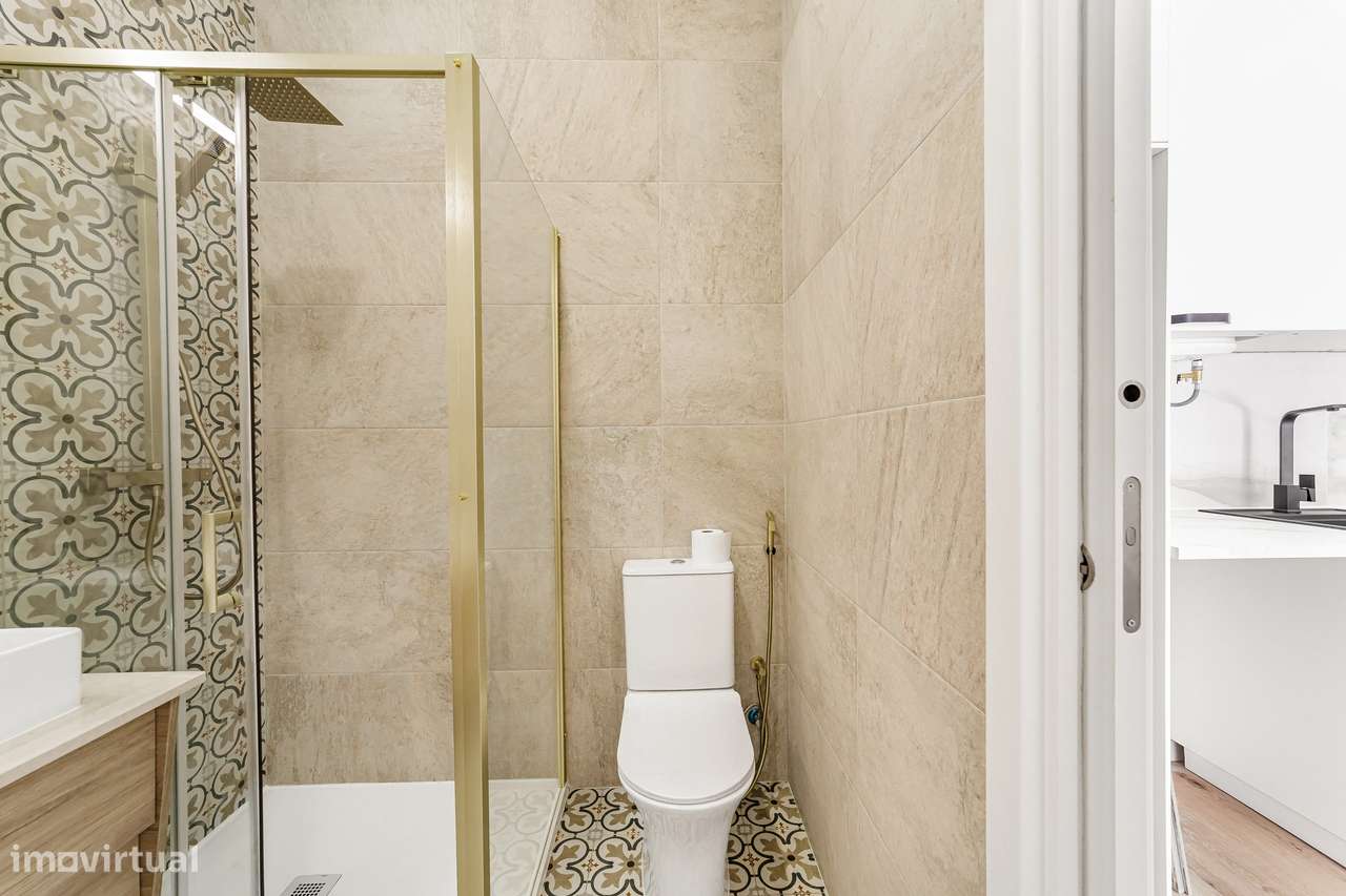 Prédio Totalmente Renovado com 2 apartamentos T1 e espaço exterior no-33