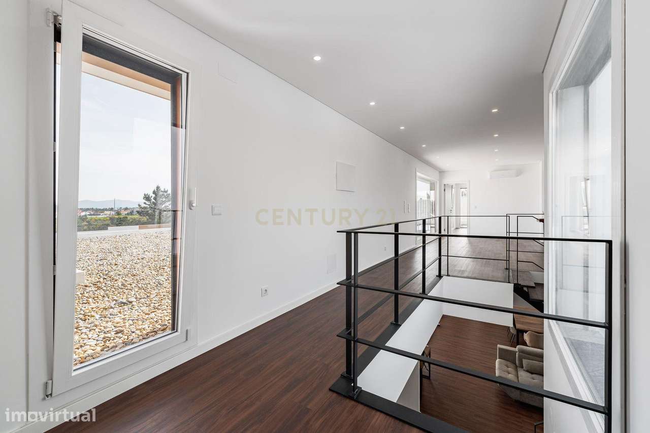 Moradia T4 em Fernão Ferro, Seixal, com Piscina e enorme Jardim-45