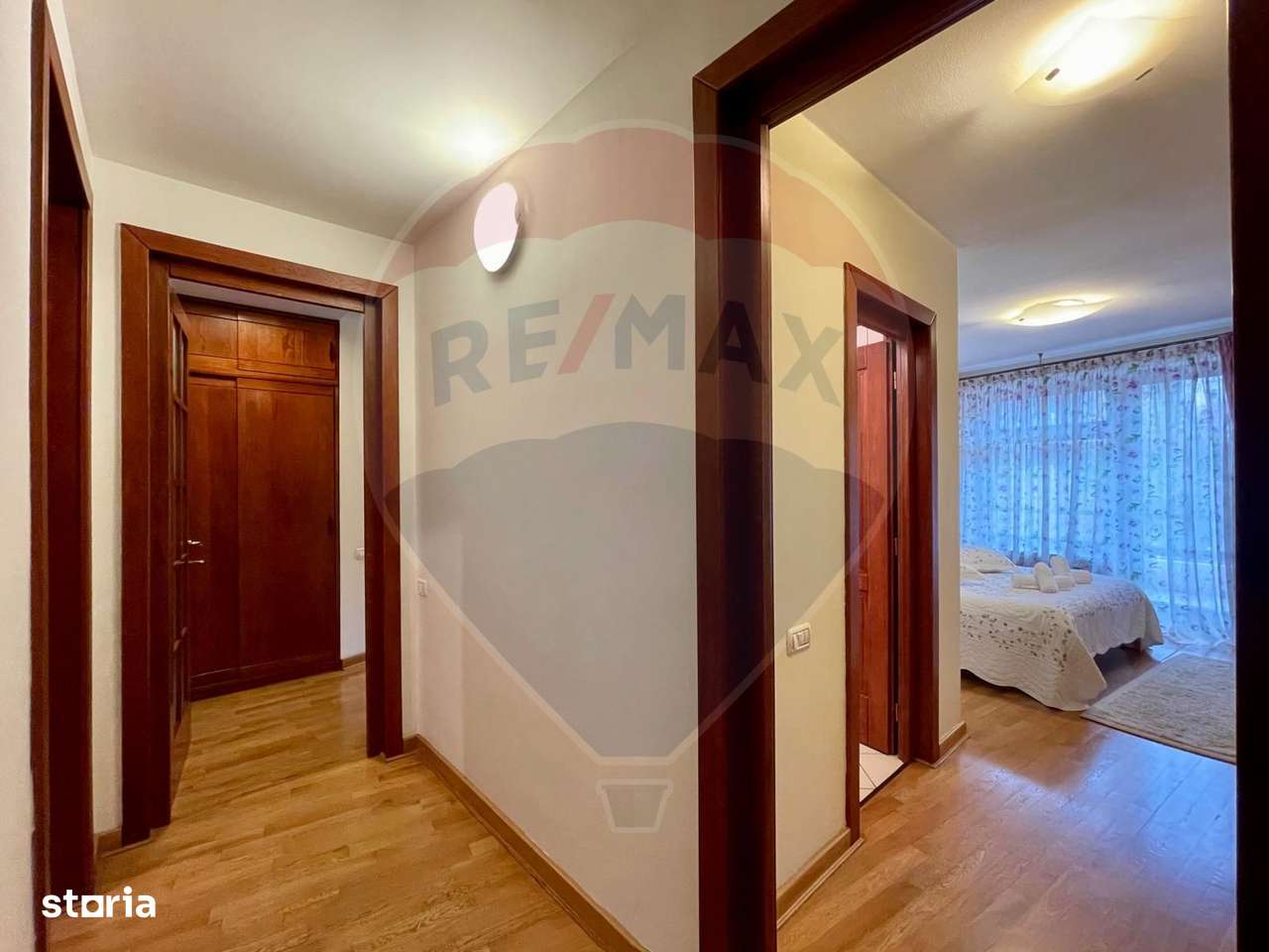 Apartament cu 3 camere de vânzare în zona Schei-10