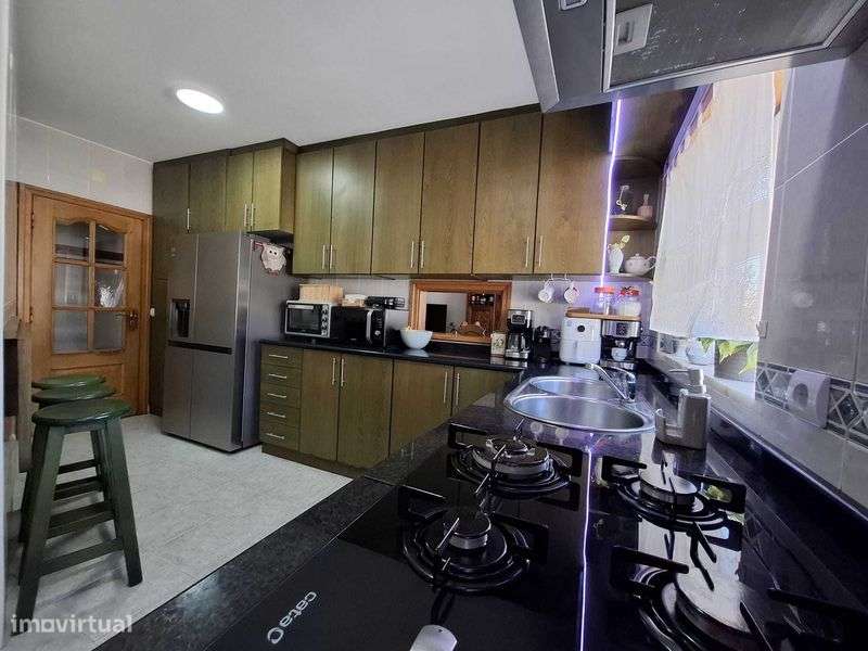 Moradia independente T4 3 Casas de Banho completas  Garagem dupla - Grande imagem: 5/12