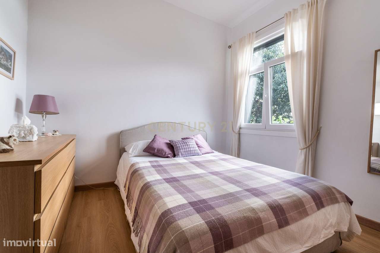 Moradia T2 Remodelada em Câmara de Lobos com Vista para o Pôr do Sol-20