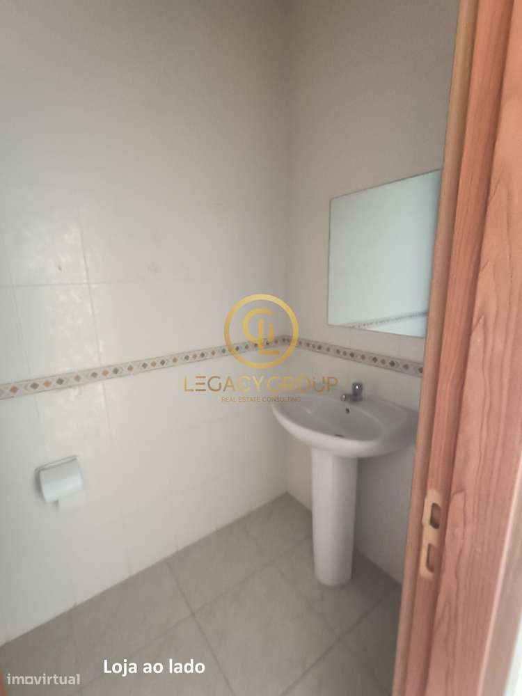 Oportunidade de loja à venda na Rua Professora Maria José Correia,...-12