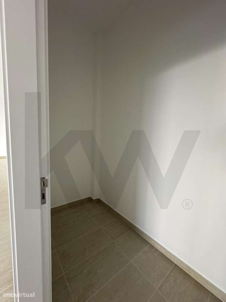 Loja com 111m2 na Carvoeira-12