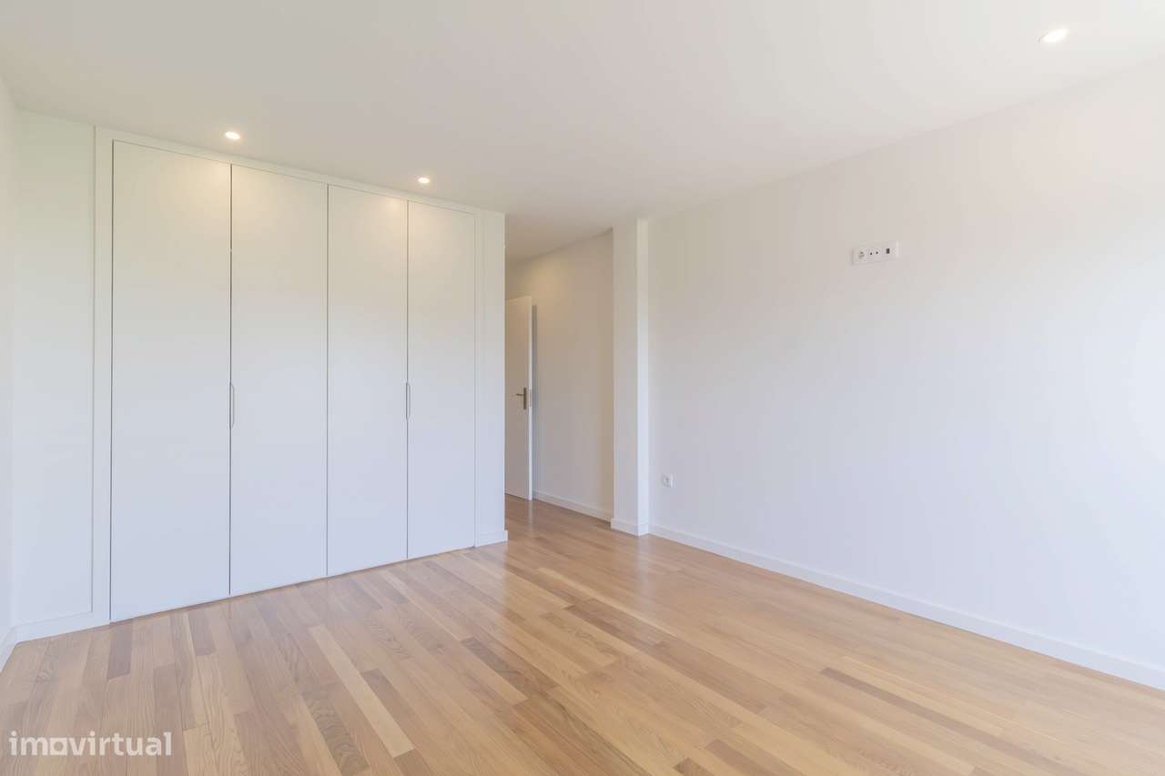 Apartamento T3, excelentes áreas 240m2 + garagem 31m2 + arrumos 4m2-47