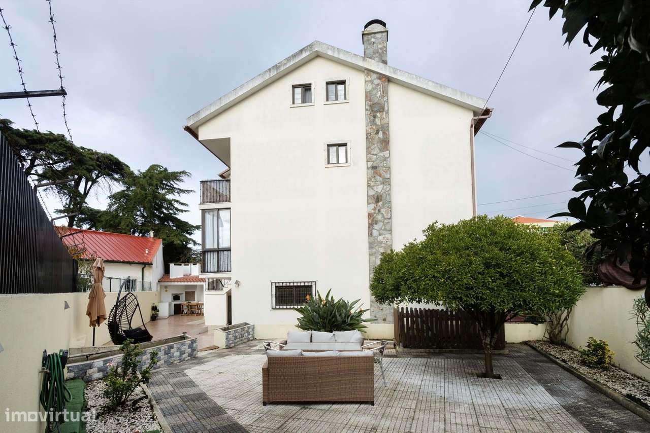 Moradia remodelada com jardim, garagem e vista desafogada, Algueirão,-50
