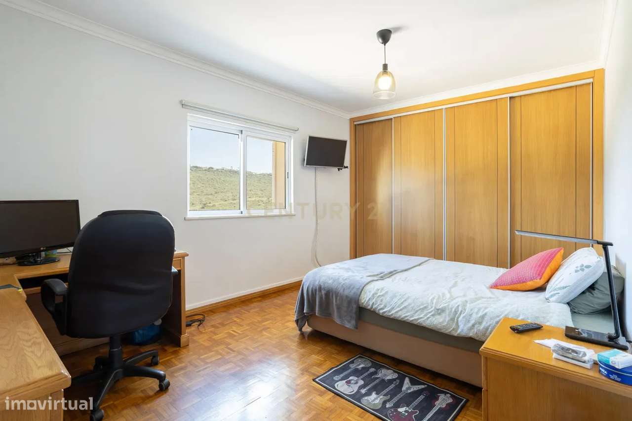 Moradia T3 com piscina e amplo espaço exterior-22