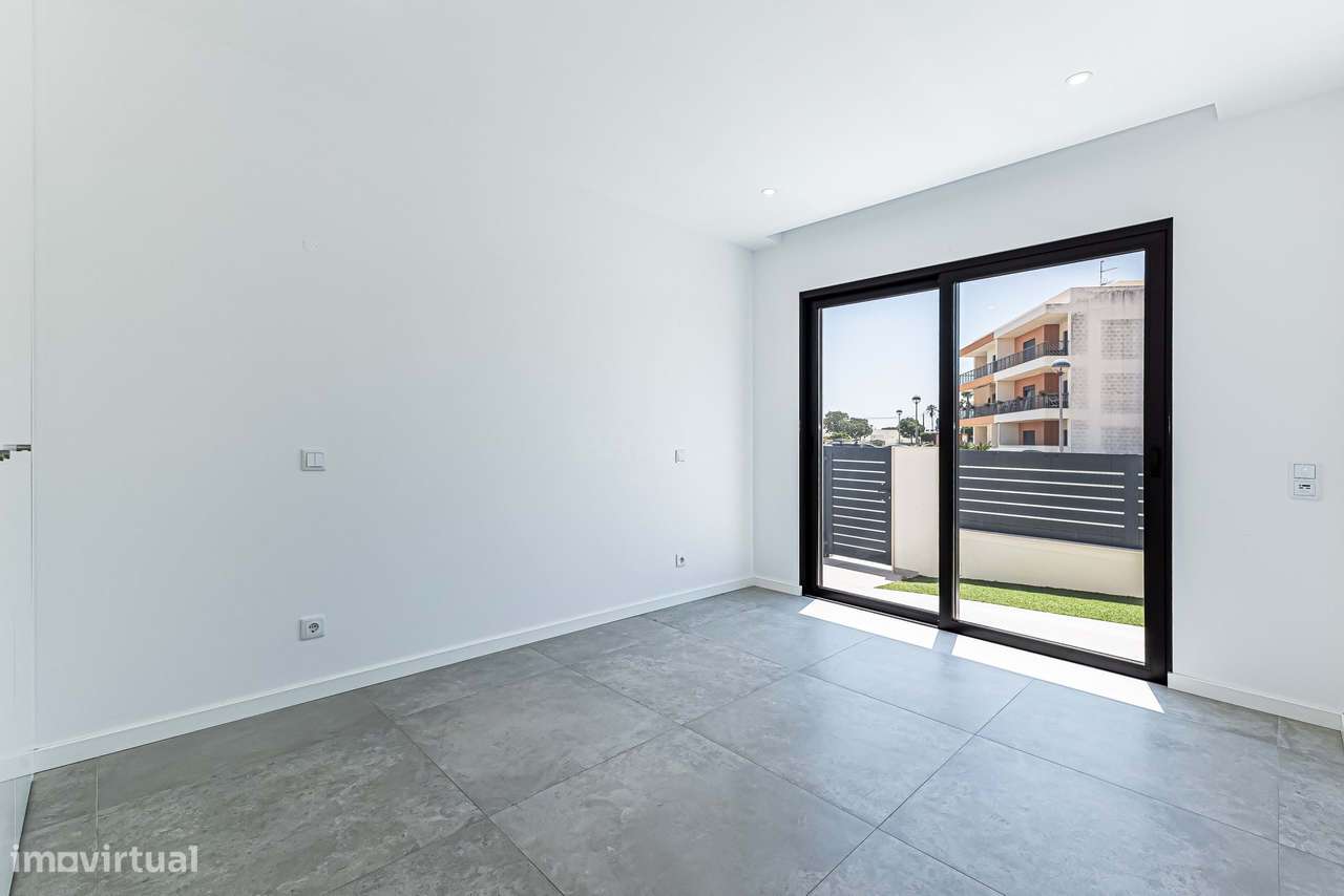 Moradia T3 com piscina e garagem - Mexilhoeira Grande-14