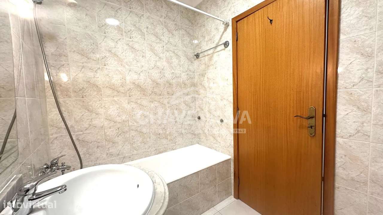 T2 c/ Varanda e Lugar de Garagem em Pedroso-16