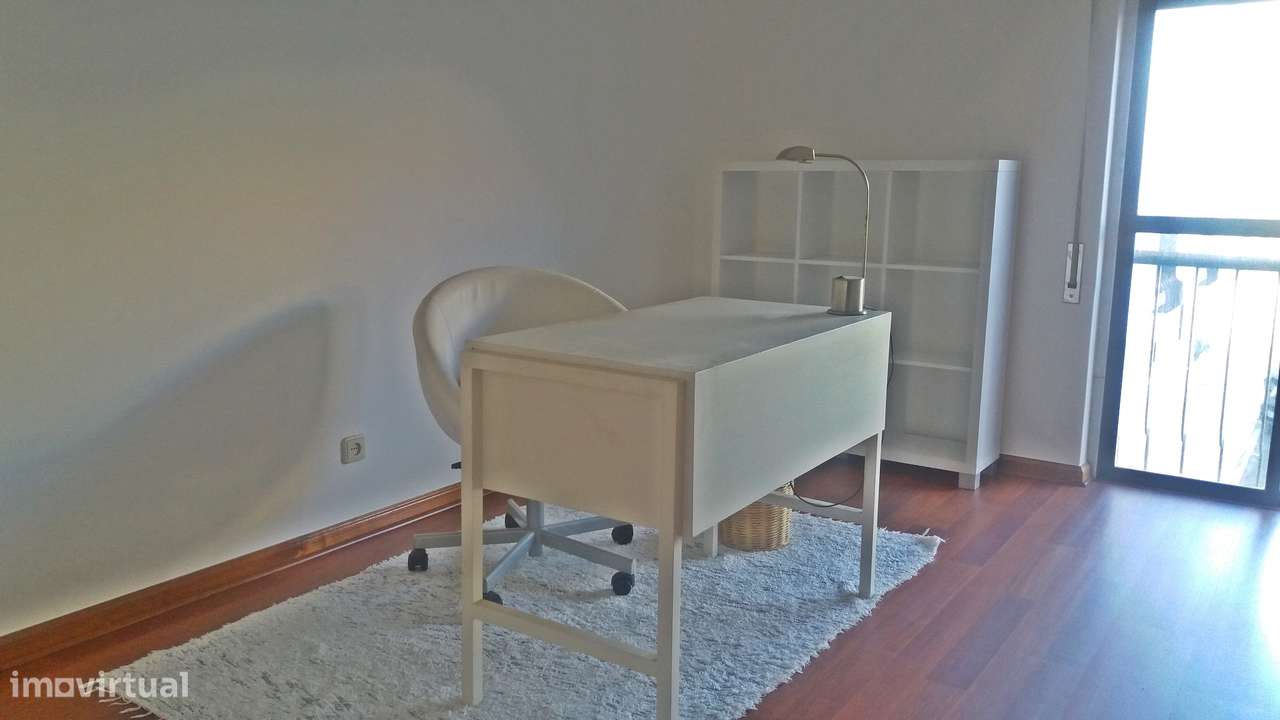 Apartamento T3, com boas áreas, numa praceta calma e acolhedora.-8