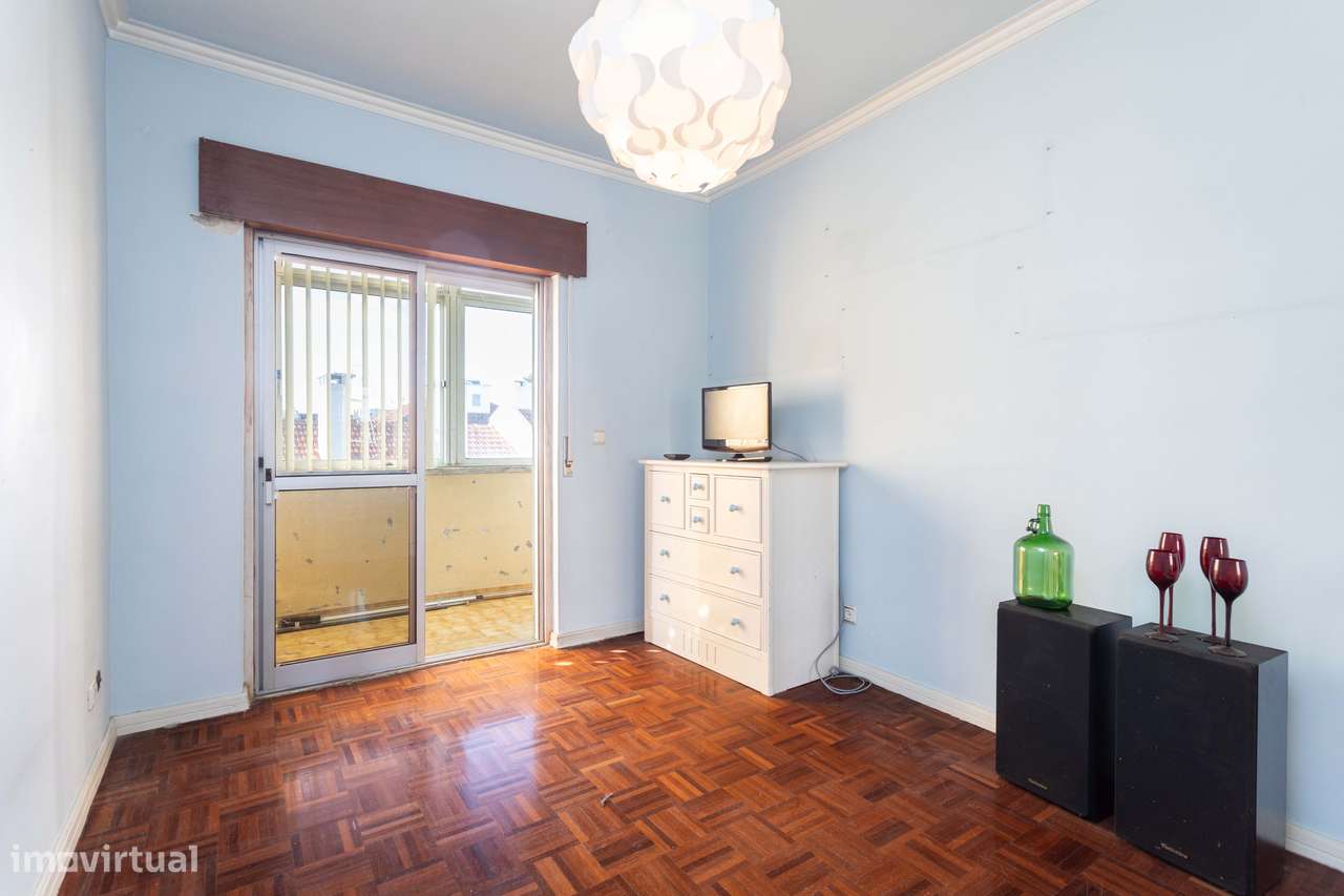 Apartamento T2 na Amadora: Potencial Único com Sótão e Varanda Solaren-9