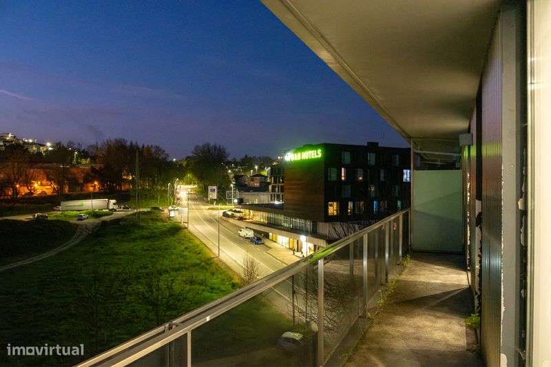 T3 mobilado com terraço, Open space e vista para o Castelo de Guimarãe - Grande imagem: 4/12
