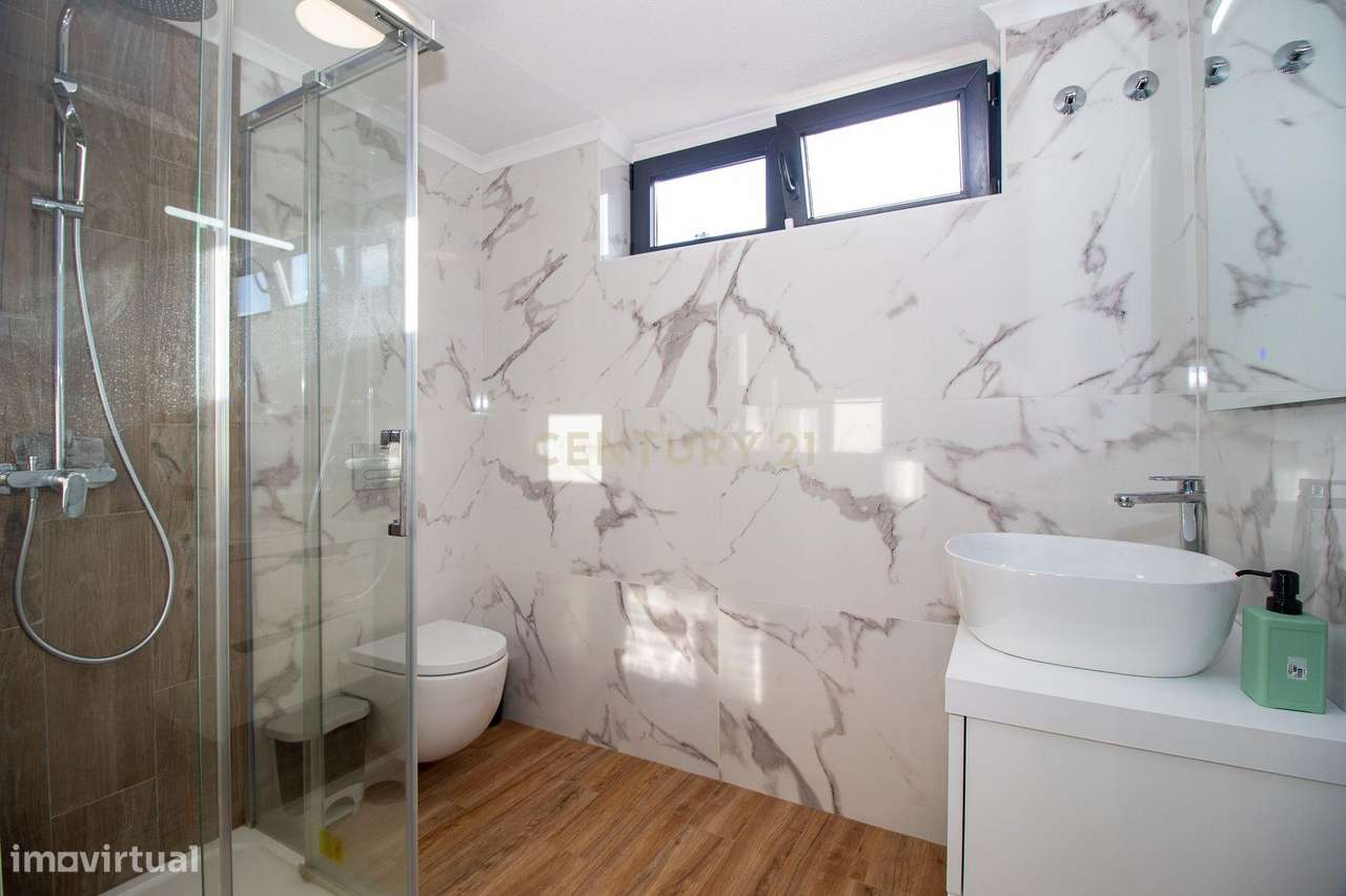 Vivendo o Sonho: Luxuosa Moradia T5 em Albarraque com Espaço de Lazer-45