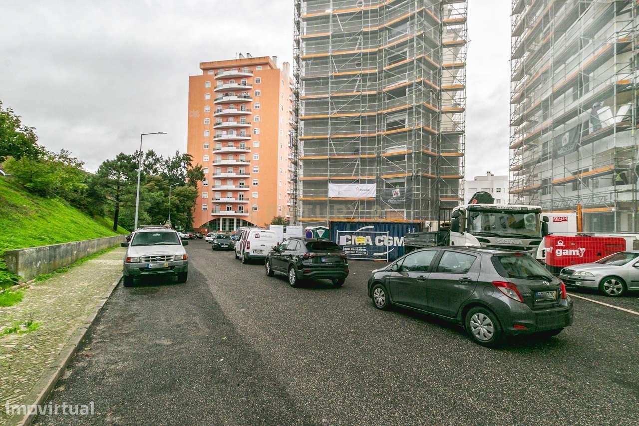 Espaçoso apartamento T4 transformado em T3-37