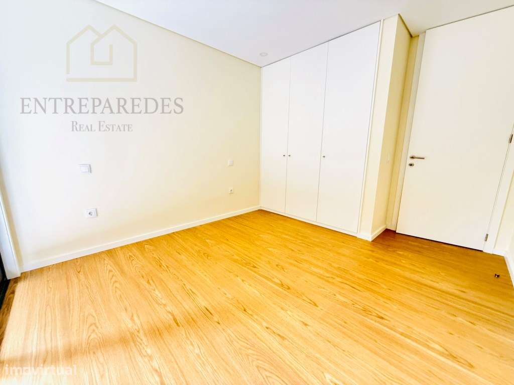 Apartamento T2 com terraço e garagem no centro de Espinho para comprar-10