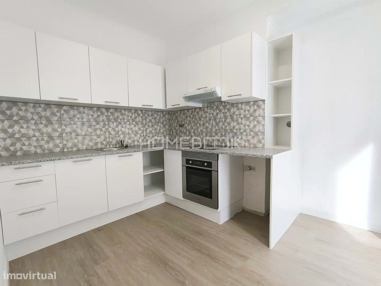 Refurbished T1 with patio | Setúbal Center