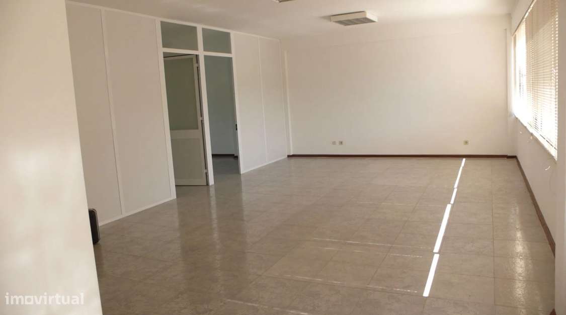 Arrenda-se escritório na Batalha
500 € - Grande imagem: 3/7