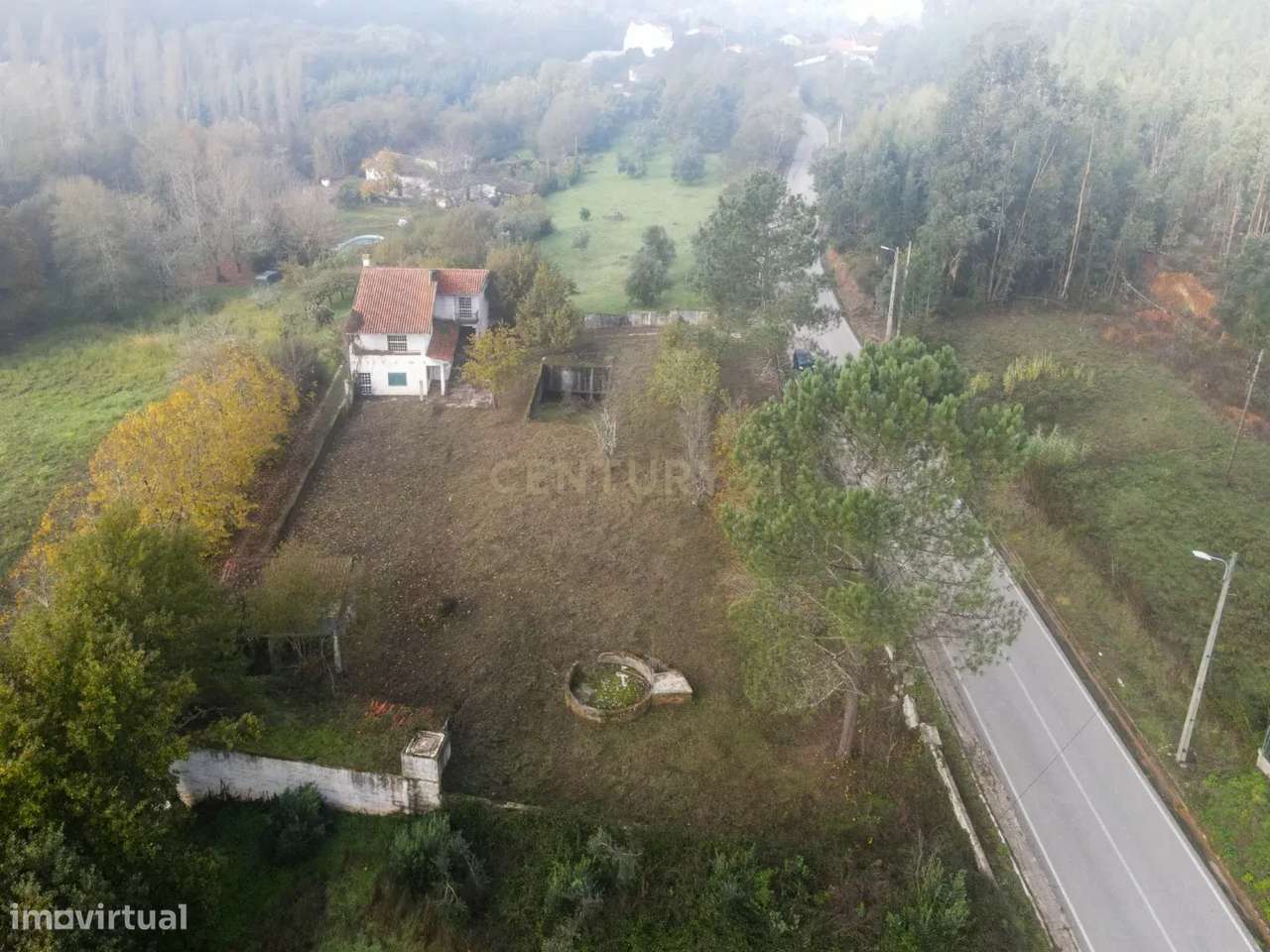 Moradia de dois pisos de tipologia T4 com terreno-51