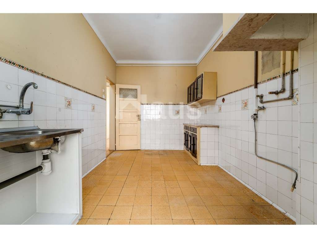 Apartamento T3 para remodelação com varanda no centro do Montijo - Grande imagem: 4/18