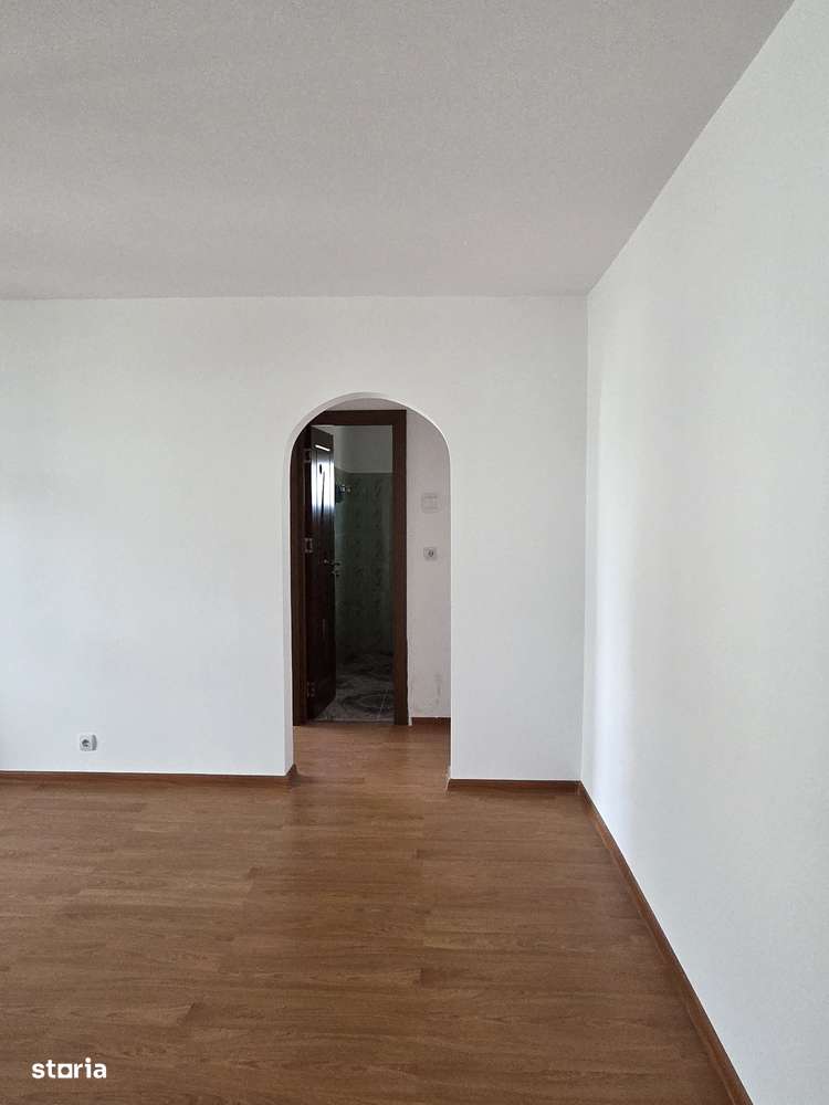 Apartament 2 camere semidecomandat zona ANAF - Adjud-1