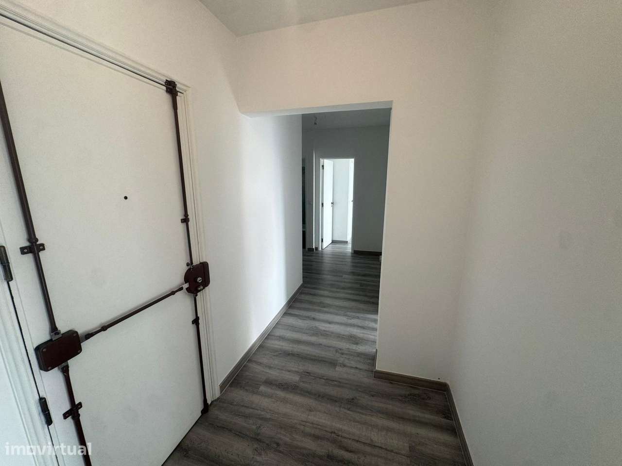 Apartamento T1 Totalmente Renovado em Massamá-8