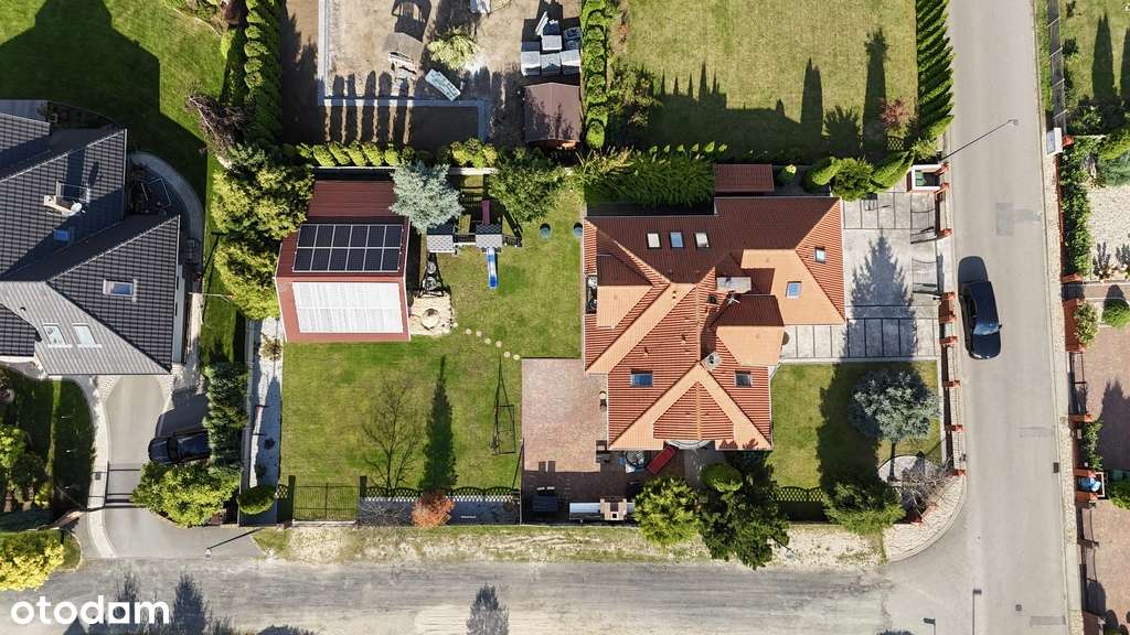 Dom w Pruszkowie z fotowoltaiką i dużym ogrodem